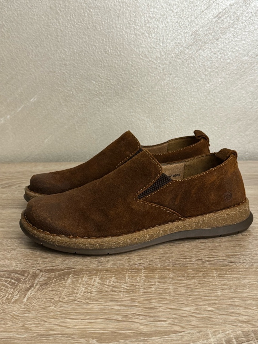 Born Bryson Unisex Men’s 8 Women 9.5 Brown Distressed Leather Slip-on
